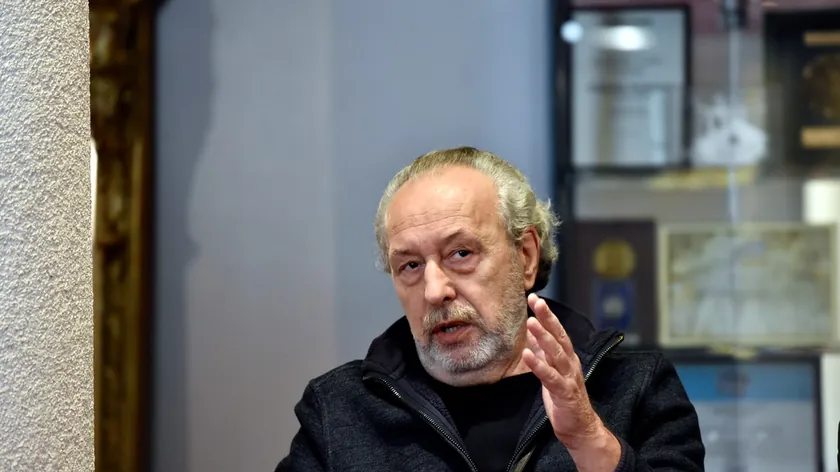 Sırp oyuncu Miodrag Krivokapić'in hayatı ve kariyeri hakkında bilgiler sunuluyor.