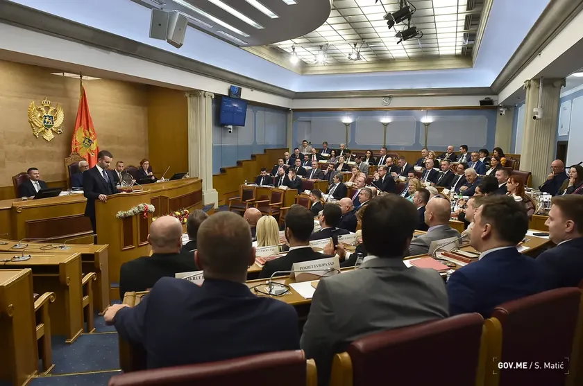 Karadağ Hükümeti yolsuzluk suçlarında bakanların dokunulmazlığını kaldırmak için Anayasa'yı değiştiriyor.