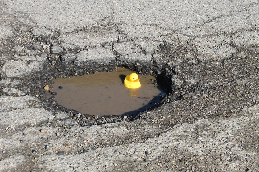Niš'teki Gornje Trnava Mahallesi'nde Yıllardır Bekleyen Yol Onarımları
