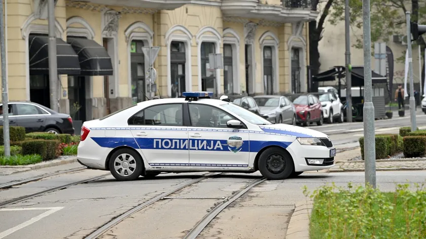 Sırbistan'ın Novi Sad kentinde bisikletliye çarpan otomobil trafik kazasına neden oldu