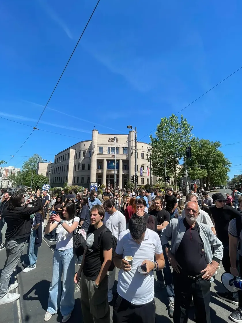 Sırbistan Belgrad'da Hukuk Fakültesi Önündeki Protestoda Yaşlı Adamı Araba Çarptı