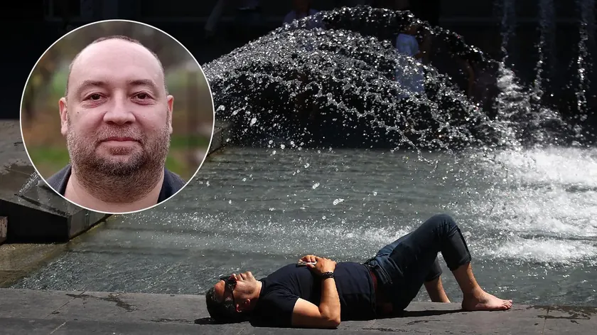 Sırp meteorolog Marko Šubrilo, hava durumunu öngörmekte.