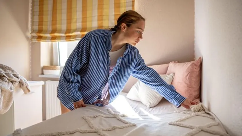 Yatak odasındaki koku ve lekeler evinizde tahtakurusu istilasına işaret ediyor.