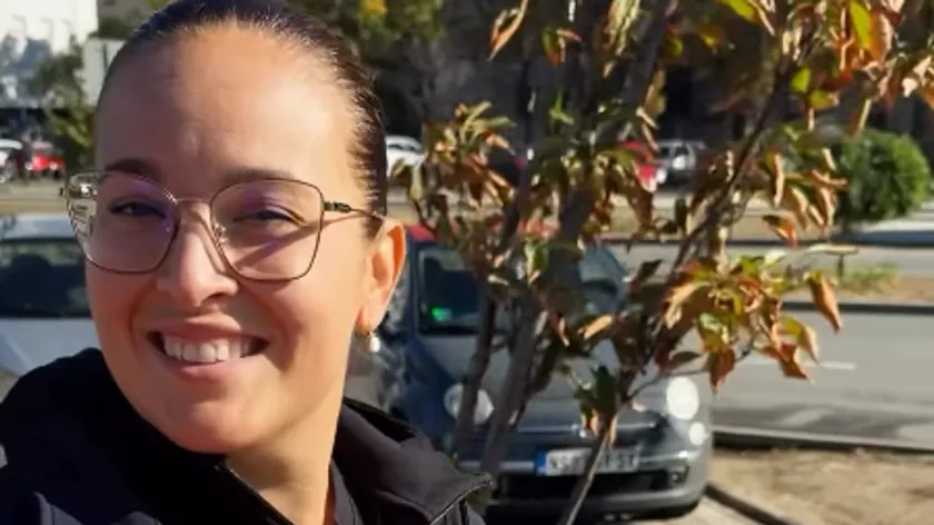 Sırp siyasi parti üyesi Sara Pavkov, ajvar yapmak için pazarda domates alırken çektiği videoyu paylaştı.