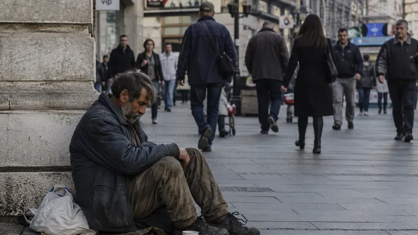 Belun'da bir adam sokakta para dağıttı.