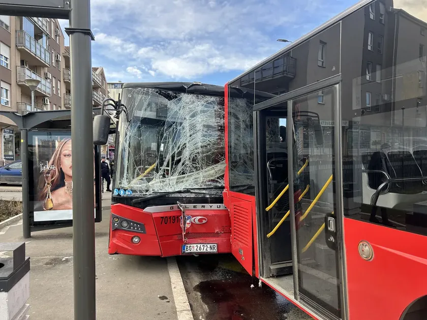 Sırbistan Novi Sad'da otobüs zincirleme kazası: Çok sayıda araç birbirine girdi, yaralılar var