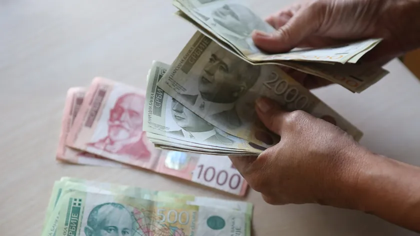Dinar son bir ay içinde %0,9 oranında değer kazandı.