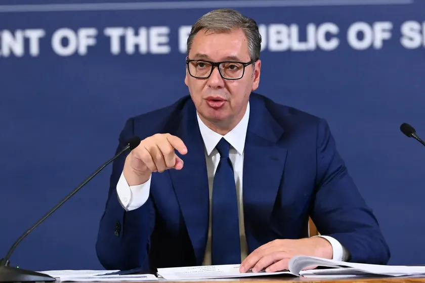 Sırbistan Cumhurbaşkanı Aleksandar Vučić, kampanya sırasında drone fabrikasını açtı ve uçan araçları test etti.
