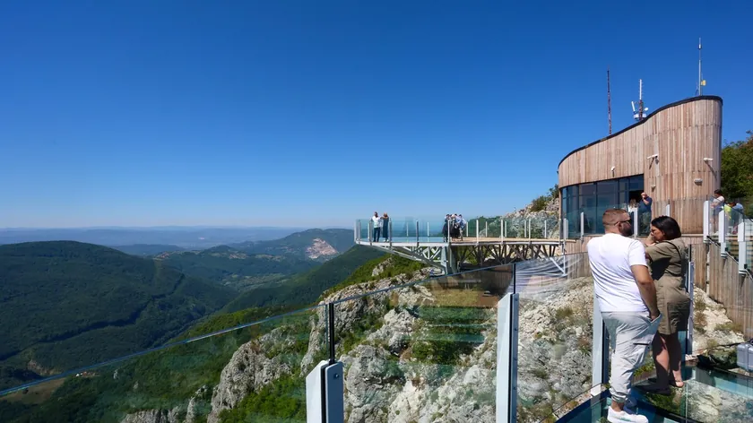 Sırbistan'da ilk "Skywalk" açıldı Kablar Dağı'nda açılan cam gözlem platformu ve giriş ücreti