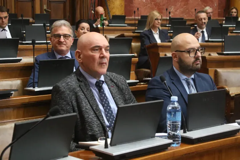 Sırbistan Meclisi'nde muhalefet, ses topu ve gazeteci tutuklamaları hakkında cevap istedi