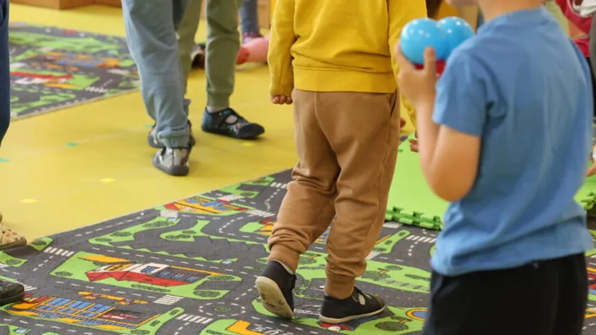 Sırbistan'ın Čačak kentinde anaokulundan ayrılan çocuk paniğe neden oldu