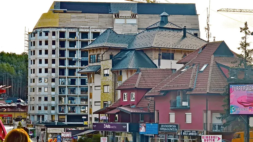 Sırbistan Zlatibor'da Keşfedilmeyi Bekleyen 19. Yüzyıl Kütük Kilisesi Ziyaretçilerini Şaşırtıyor