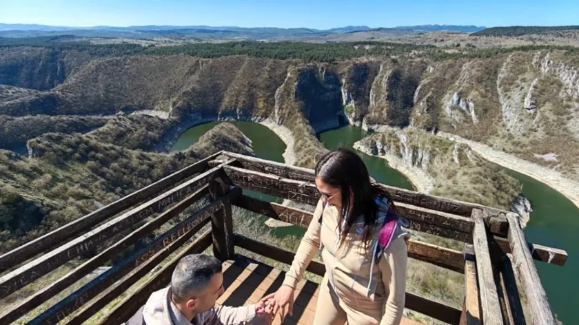 Sırbistan'ın Molitva manzara noktasında duygusal evlilik teklifi turistleri şaşırttı