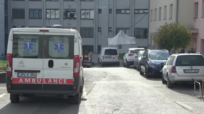 Tuzla'da bir okulda yaşanan olayda 15 yaşında bir kız iki 14 yaşında kızı bıçaklayarak yaraladı.