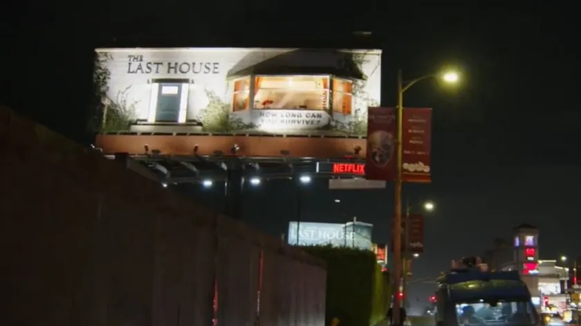 Netflix dizisi 'The Last House'nin tanıtımı Bir adam neden bir billboard içinde?