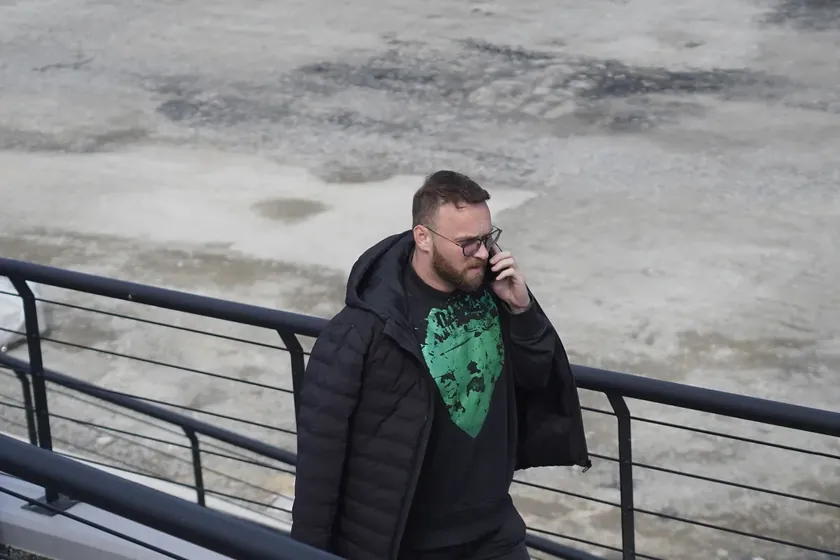 Karadağ'da Ünlü Şarkıcının Kayınpederi İş Adamı Vergi Kaçakçılığı ve Yasa Dışı Silah Bulundurmaktan Tutuklandı