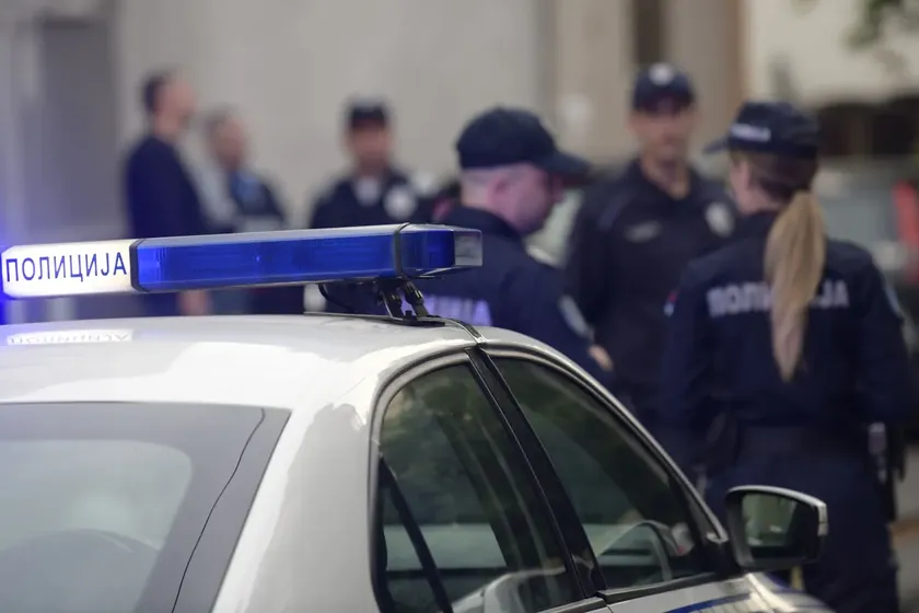 Novi Sad'da polis meşale atan ve sopalı maskeli kişileri kovalayıp dağıttı.