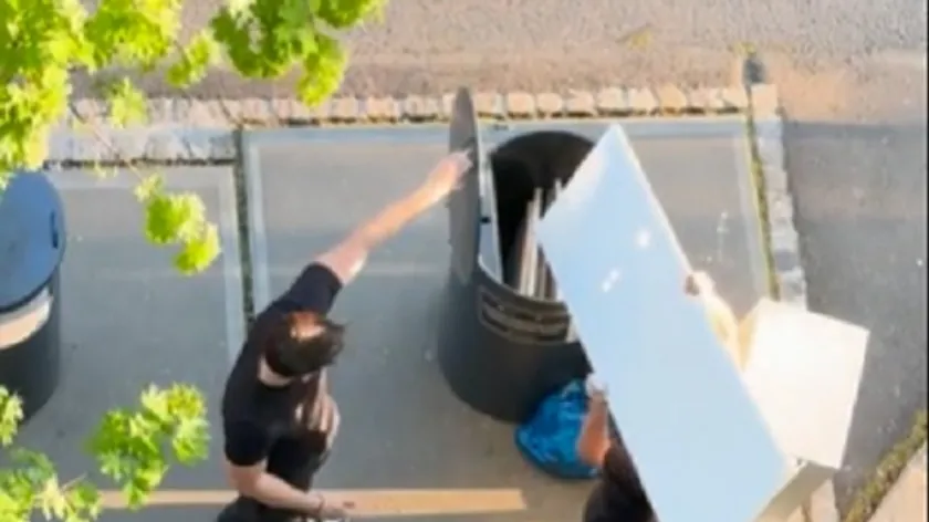 Hırvatistan Zagreb'de iki genç eski mobilyaları sokakta parçaladı