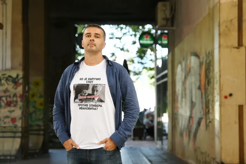 Sırbistan savcılığı Manojlović'e saldırıyı suç olarak görmedi, eşinin sakinliğini belirtti.