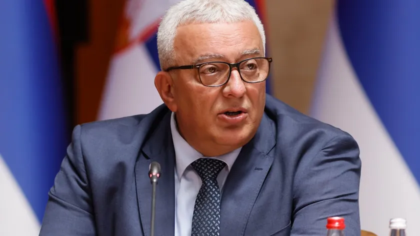 Andrija Mandić bir tabanca satın aldı.