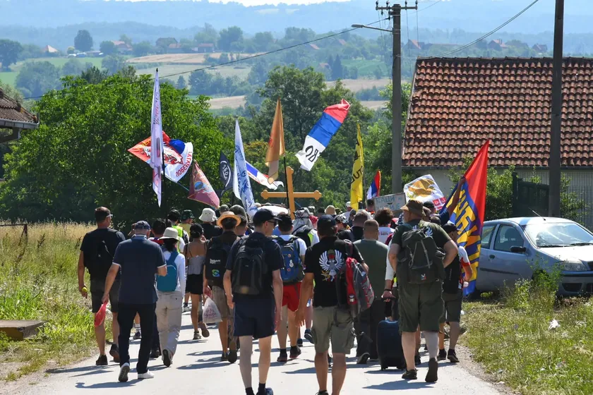 Sırbistan Kraljevo'da Yüksek Sıcaklıklar Altında Büyük Öğrenci Protestosu Başladı
