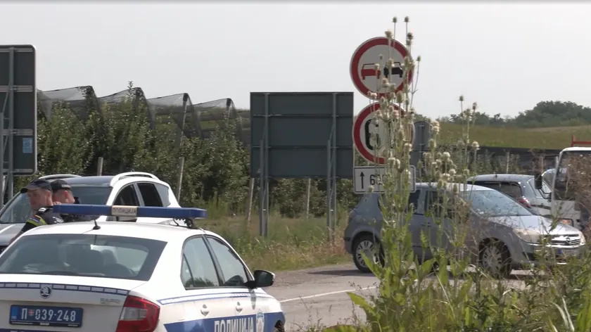 Sırbistan'ın Neştin ve Viziç köy sakinleri yol blokajı sürdürüyor.