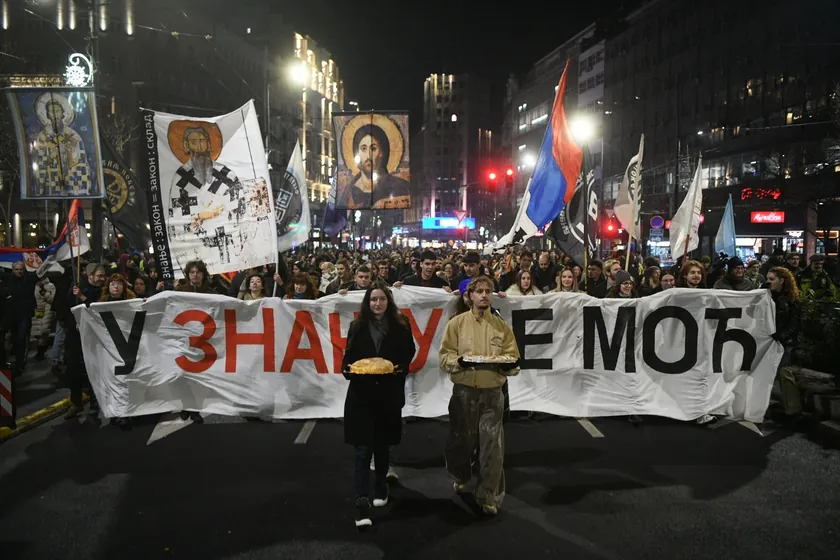 Polis Pionir Parkı'nda protesto eden öğrenci ve vatandaşları takip ediyor
