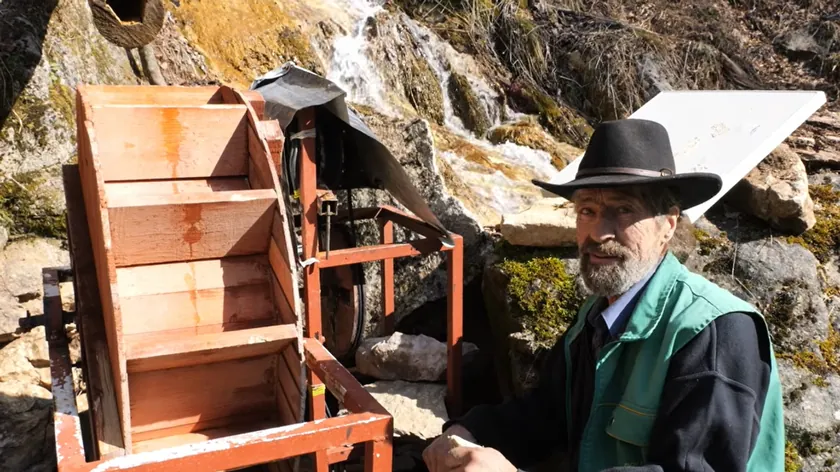 Bosna Hersek Vlaşiç'teki Robinson Ramiz Paloš'un Evine Dere Elektriği Geldi