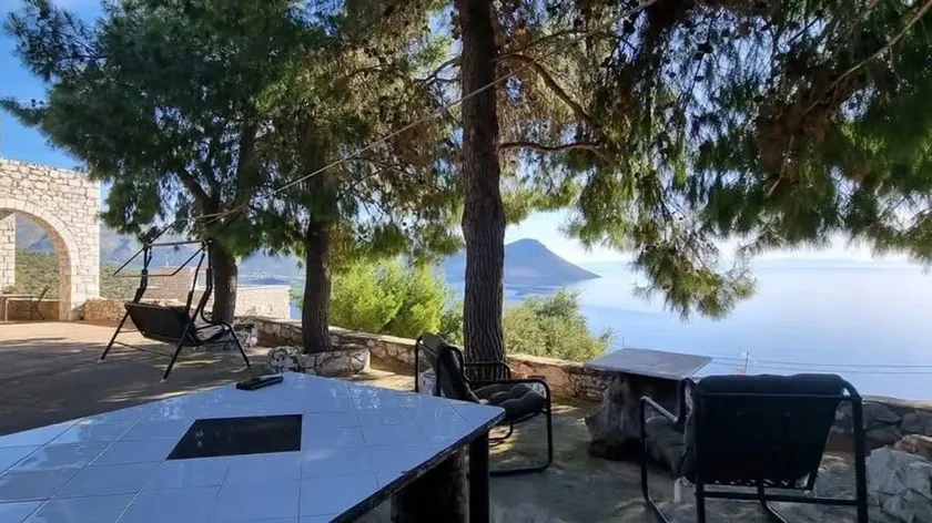 Yunanistan'da denize yakın geniş arsaya sahip taş ev satışa sunuldu