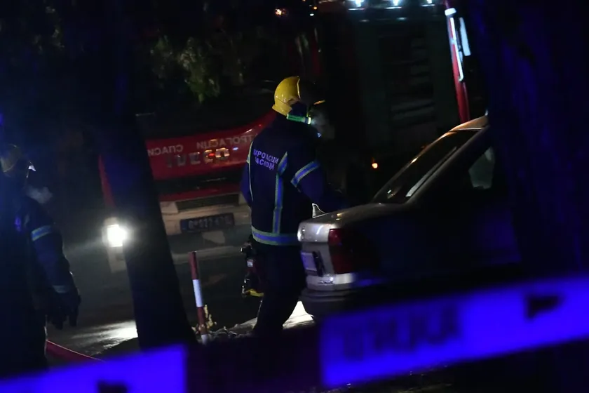 Novi Pazar'da yoldan çıkan otomobil alev aldı: İki kişi hastaneye kaldırıldı