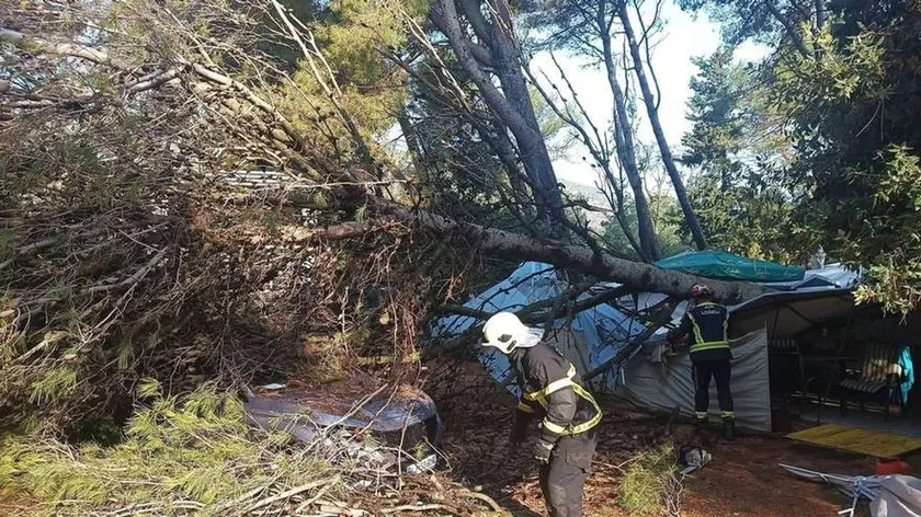 Loşinj adasında meydana gelen fırtına kaos yarattı.