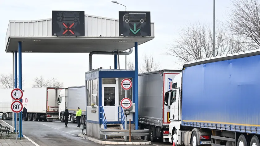 Sırbistan'da sınır kapılarında yolcu geçişlerinde bekleme yok, Batrovci'de kamyonlar sekiz saate kadar bekliyor