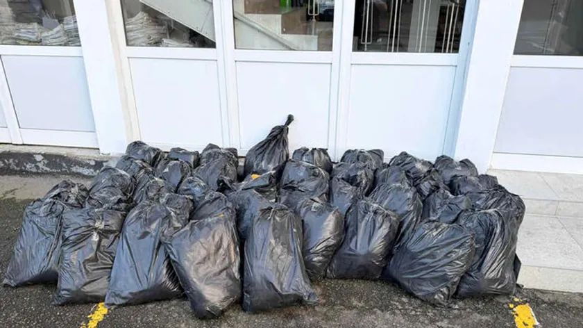 Policija kamyon içinde gizli bir bunker buldu ve içinde 400 kg tütün bulundu!