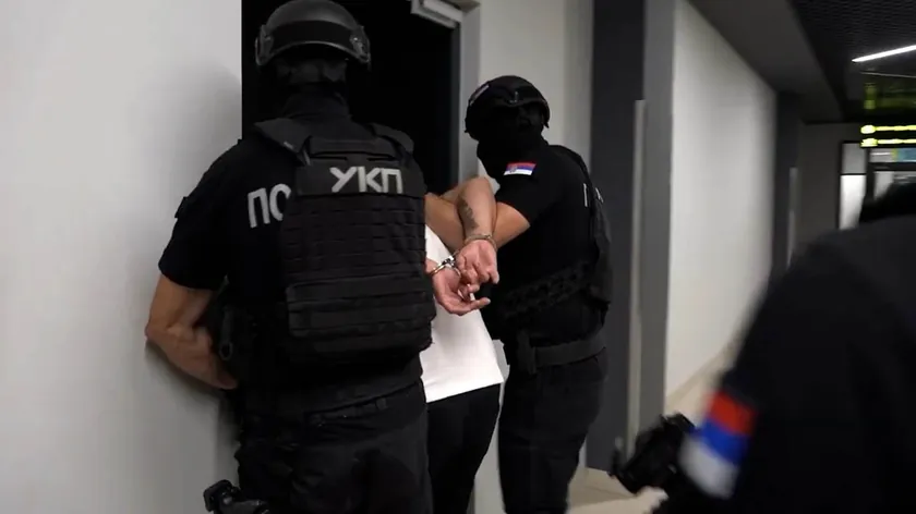 Sırbistan'da Voždovc'ta bir adam eski eşini ve kız kardeşini dövdü.