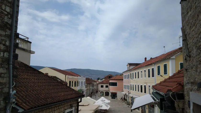 Herceg Novi'de kupaç kostümle sokaklarda yürüyüş yasaklandı Karadağ hükümeti yeni bir kararnameyle bu tür davranışları engellemeye çalışıyor.