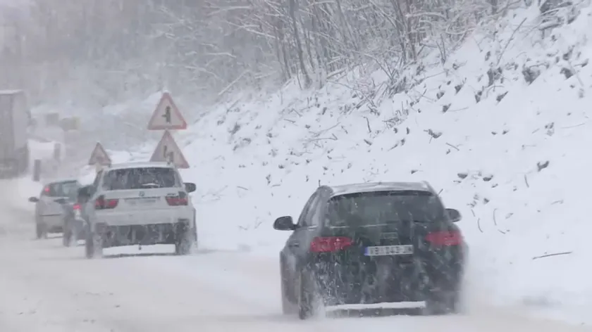 Kar Yağışı Prijepolje'yi felç etti, iki saatte 20 santimetre kar yağdı