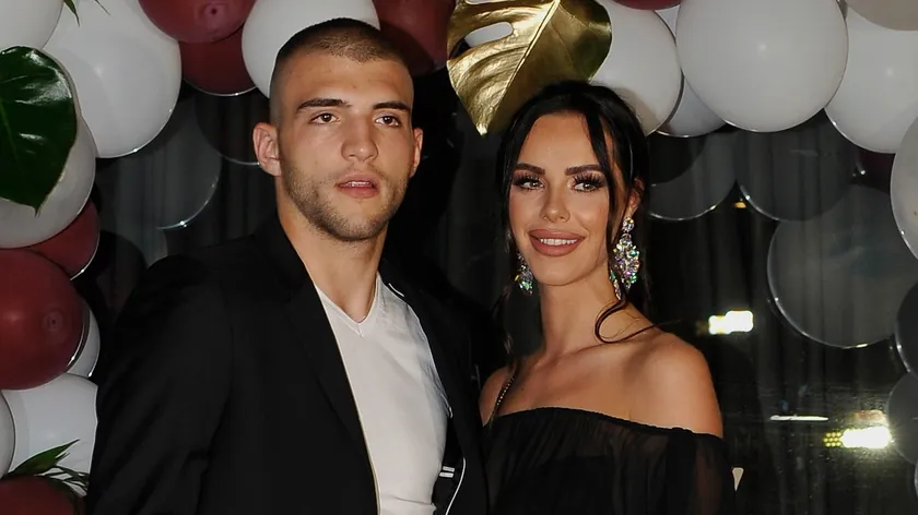 Veljko ve Bogdana bir nehirde keyifli vakit geçiriyorlar.