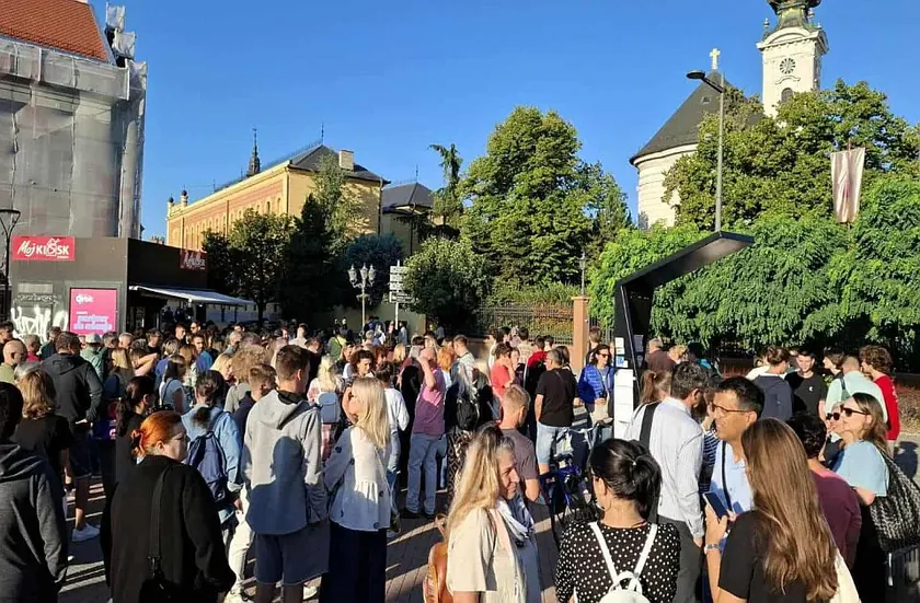 Sırbistan'ın Novi Sad şehrindeki lise müdürü güvenlik raporunu velilerden gizliyor