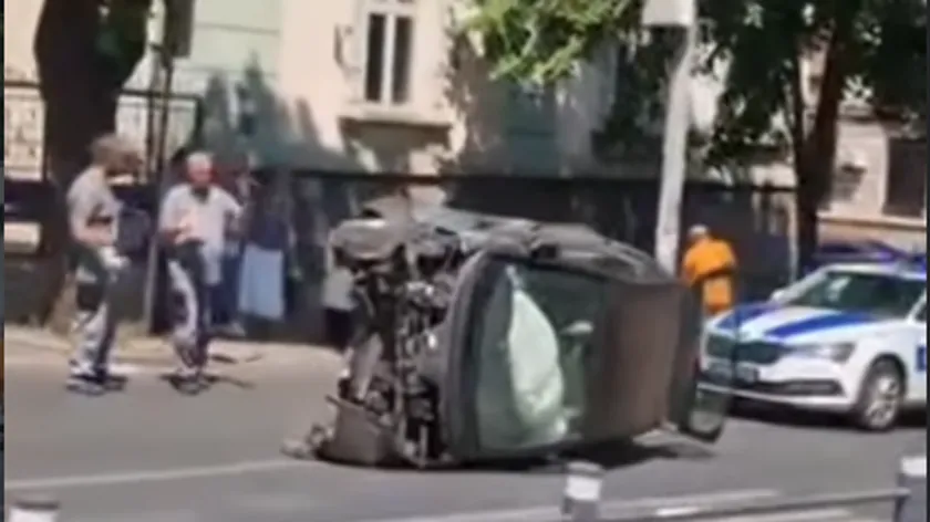 Beograd merkezinde meydana gelen trafik kazasında "smart" aracı çatıya devrildi.