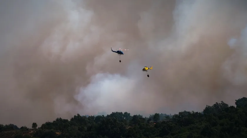 Sırbistanlı itfaiyeciler ve Super Puma helikopteriyle İspanya'da yangınları söndürmeye yardımcı oluyor.