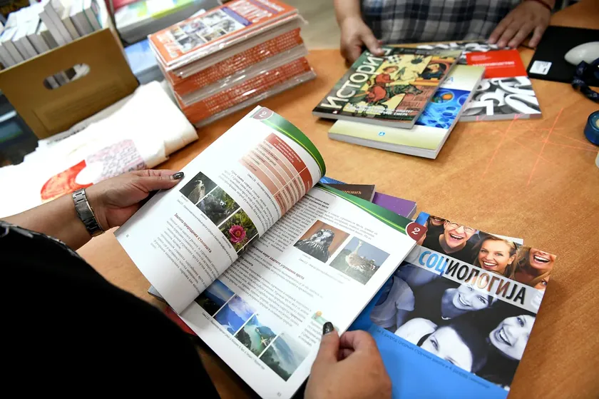 Yeni Okul Yılı İçin Öğrencilerin Kitaplarının Fiyatları