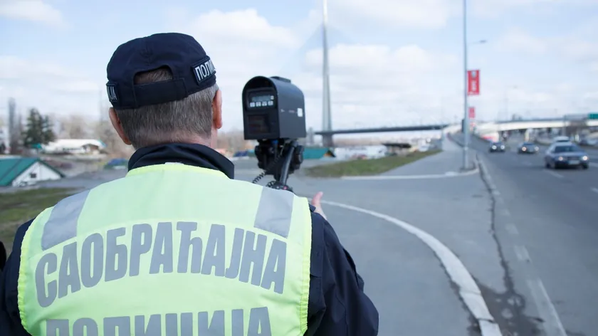 Sırbistan'da polis büyük bir operasyon başlattı Bir adam motoruyla saatte 240 km hızla sürdü.