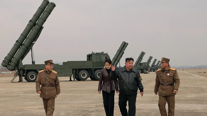 Kuzey Kore Lideri Kim Jong Un Yüksek İtiş Güçlü Katı Yakıtlı Roket Motoru Testini Denetledi