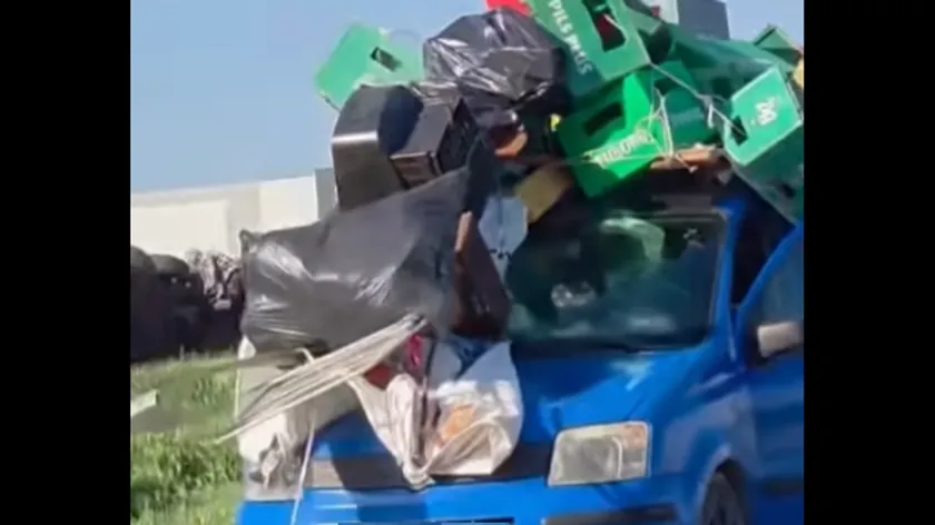 Sırbistan Miloš Veliki Otoyolu'nda Tehlikeli Şekilde Yüklü Araç Görüntülendi