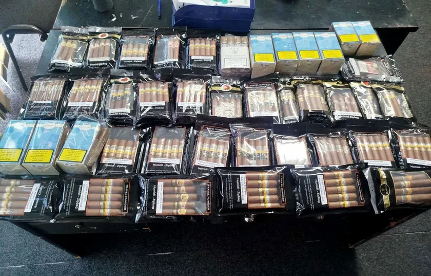 Policija Kurşumlija'da 280'den fazla tompus buldu ve iki kişiyi gözaltına aldı.