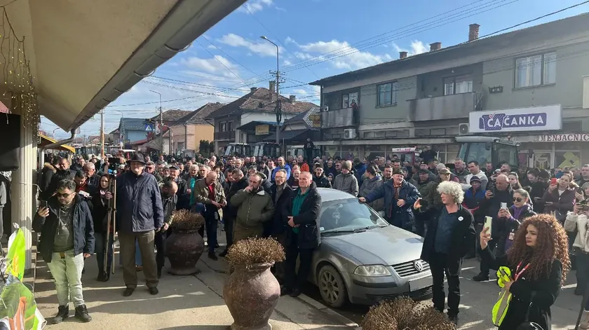 Sırbistan'da süt üreticileri ve çiftçiler ithalat nedeniyle yol kapatma protestolarını genişletti.