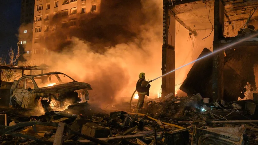 Rus güçleri Kiev'i hedef aldı İki kişi hayatını kaybetti, altı kişi yaralandı (bunlar arasında bir çocuk da bulunuyor).