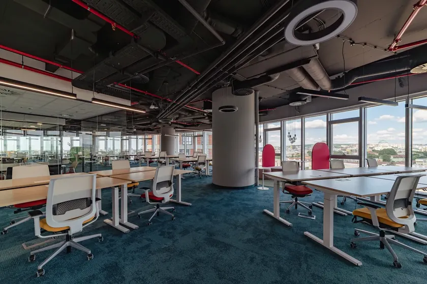 Sırbistan'da giderek artan sayıda şirket, geleneksel ofis alımına göre daha esnek bir çalışma modeli tercih ediyor.