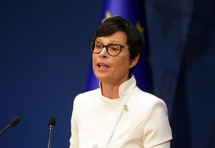 AB Komisyonu Sırbistan'ın yargı reformları nedeniyle fonları askıya alabilir uyarısı