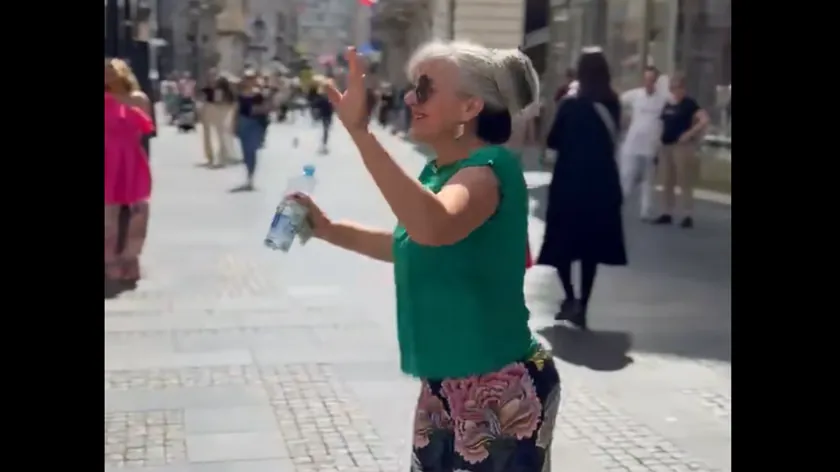 Belgrad'da Yaşlı Kadının Spontane Dansı Sosyal Medyada Büyük Yankı Uyandırdı
